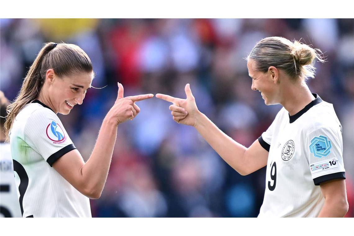Auch ohne gehäkeltes Maskottchen: Klara Bühl stürmt voran Deutsche Flügelzange: Jule Brand (l) und Klara Bühl.