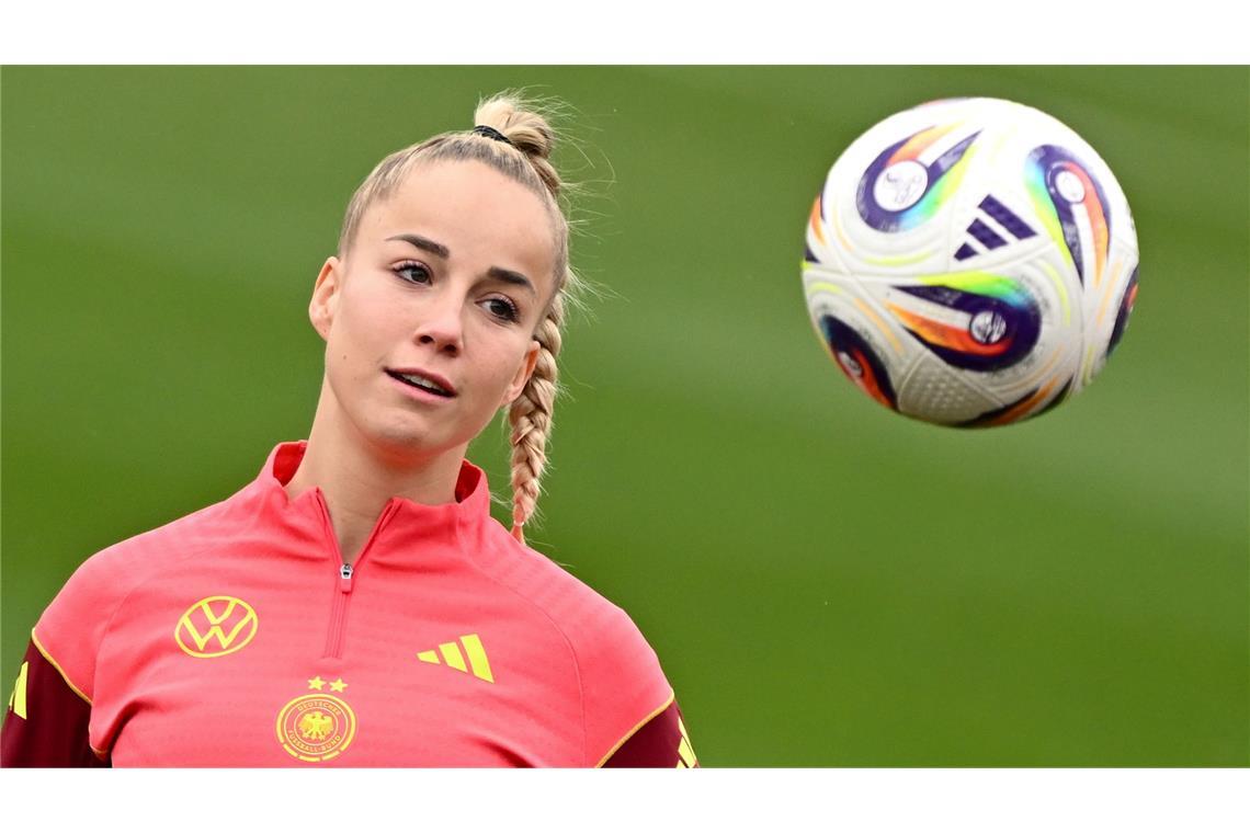 "Im Kampf um den Ball verschwindet die weibliche Anmut" Deutsche Fußballerinnen waren in den vergangenen Jahrzehnten außerordentlich erfolgreich. Eine davon ist Giulia Gwinn. (Archivfoto)