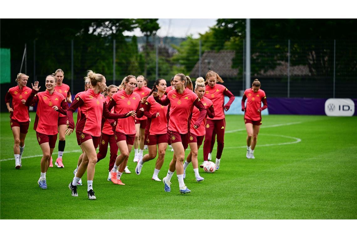 Oberdorf glaubt an Finaleinzug: "Reinknallen" Deutsche Fußballerinnen: Warmlaufen für Weltmeister Spanien.