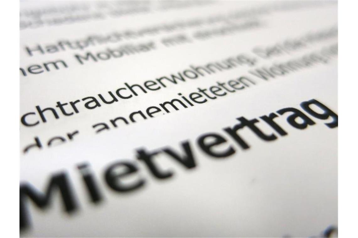 Wohnung nur „an Deutsche“ - Vermieter muss 1000 Euro zahlen Deutsche Gerichte haben Ausländern bereits mehrfach Schadenersatz zugesprochen, wenn sie bei Wohnungsvermietungen wegen ihrer Herkunft abgewiesen wurden. Foto: Franz-Peter Tschauner/dpa