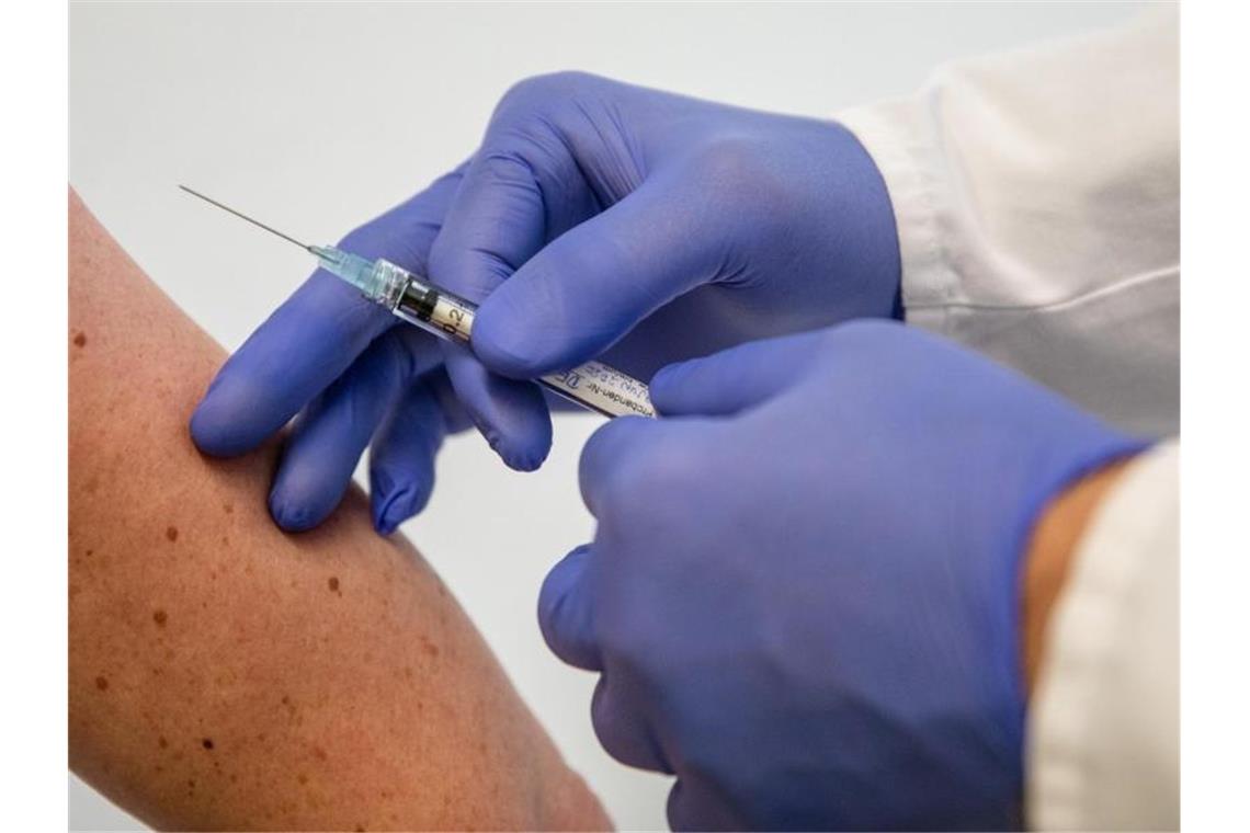 Deutsche haben einer Studie zufolge wieder mehr Vertrauen in Impfstoffe. Foto: Christoph Schmidt/dpa
