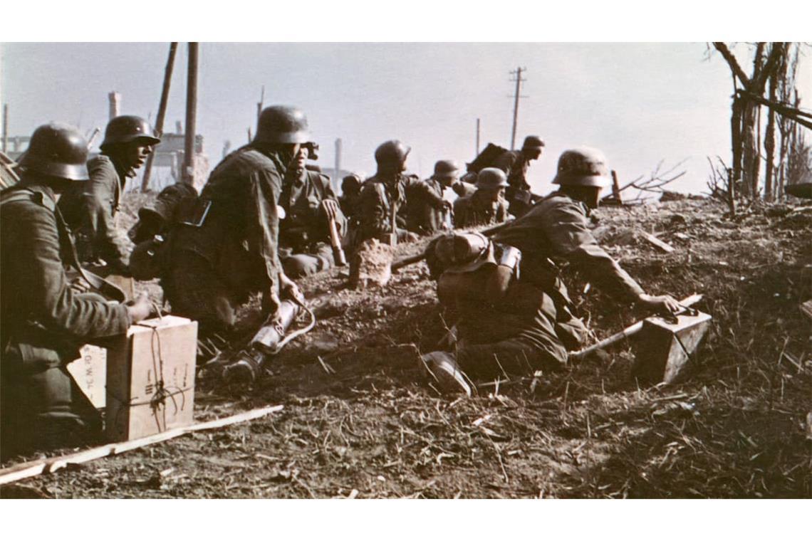 Deutsche Infanterie beim Kampf um das Rüstungswerk Rote Barrikade in Stalingrad (Archivfoto vom Herbst 1942).