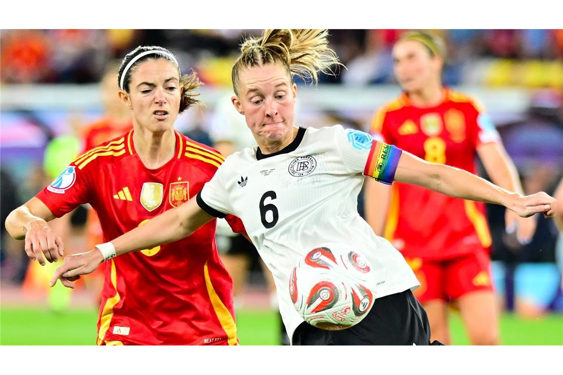 Deutsche Kapitänin gegen Weltfußballerin: Janina Minge (r.) gegen Aitana Bonmatí.