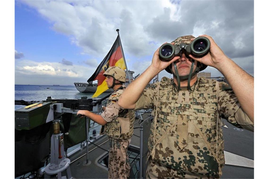 Deutsche Marine-Soldaten halten an Bord der Fregatte „Karlsruhe“ Wache. Die USA haben Deutschland gebeten, sich an der Sicherung des Handelsverkehrs in der Straße von Hormus zu beteiligen. Foto: Gero Breloer