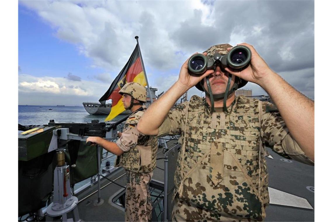 Deutschland will EU-Mission im Persischen Golf Deutsche Marine-Soldaten halten an Bord der Fregatte „Karlsruhe“ an einem Maschinengewehr Wache. Foto: Gero Breloer/Archiv