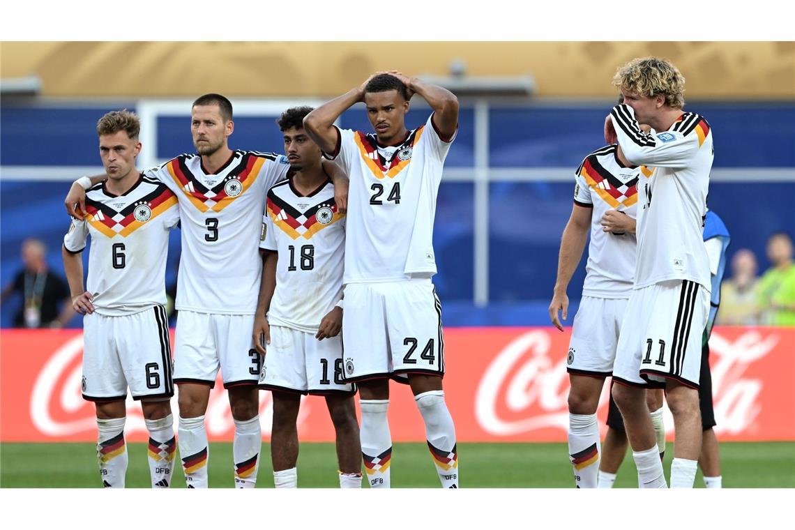 Deutsche Nationalspieler reagieren während des Elfmeterschießens.