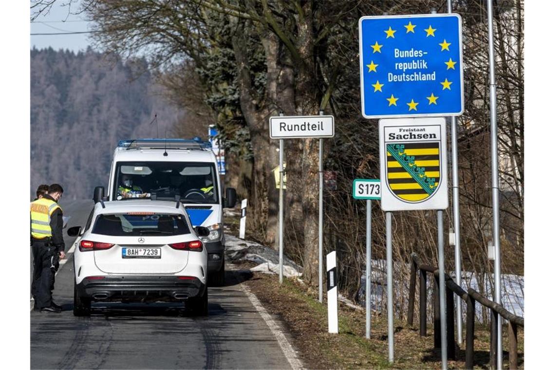 Fast 16.000 Personen bei Grenzkontrollen abgewiesen Deutsche Polizeibeamte kontrollieren ein Fahrzeug am tschechisch-deutschen Grenzübergang Petrovice/Bahratal im Erzgebirge. Foto: Ondøej Hájek/CTK/dpa