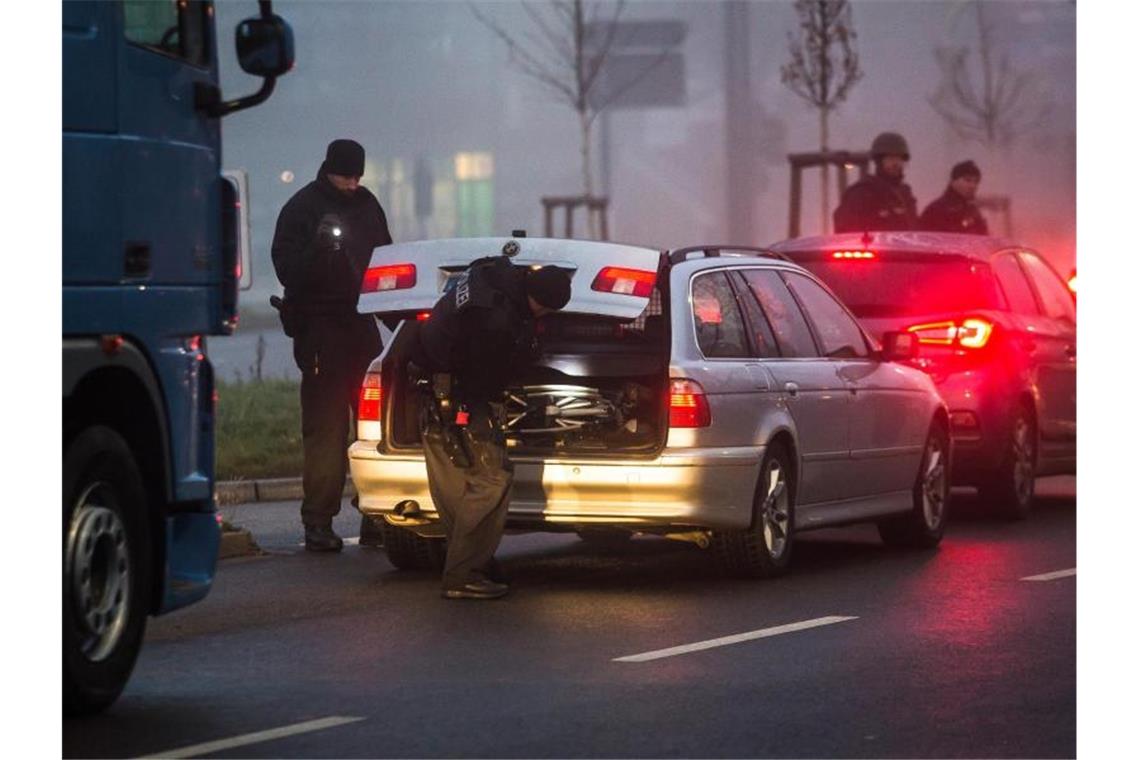 Deutsche Polizisten kontrollieren an der deutsch-französischen Grenze alle Fahrzeuge, die aus Straßburg herausfahren. Foto: Christoph Schmidt