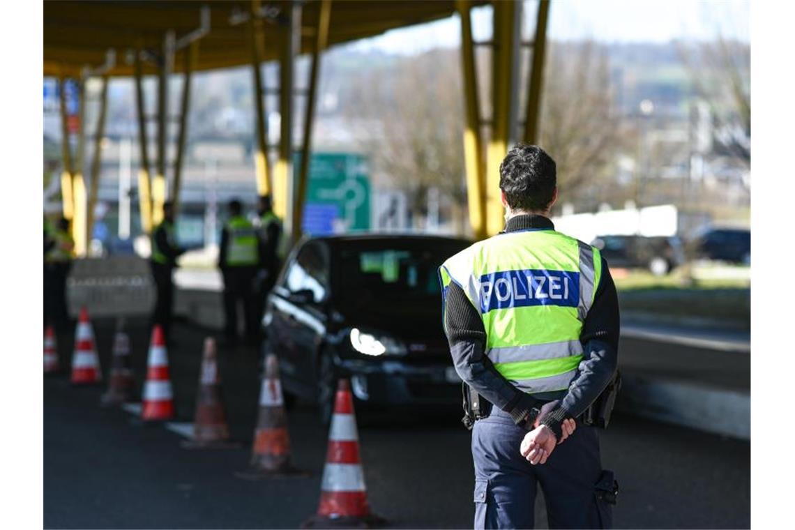 Deutsche Polizisten kontrollieren Einreisende an einem Grenzübergang. Foto: Felix Kästle/dpa