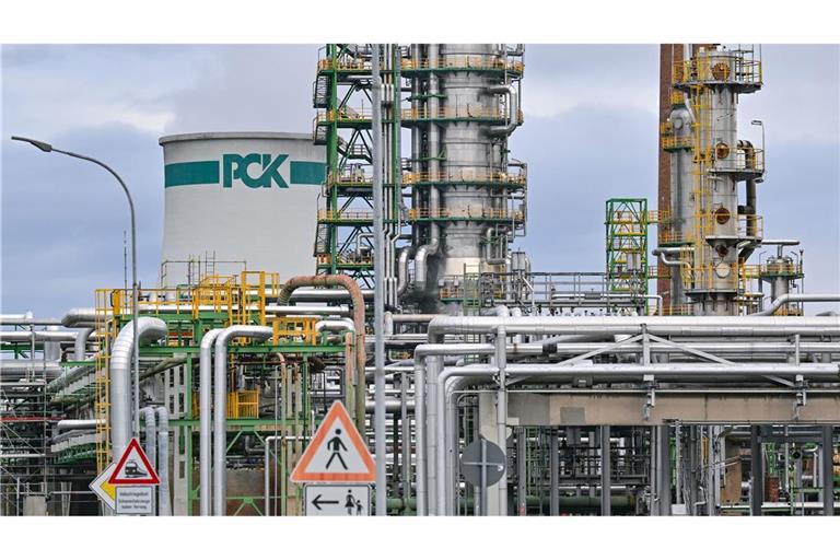Deutsche Rosneft-Beteiligungen wie die PCK-Raffinerie dürften nach Einschätzung der Regierung nicht unter die Sanktionen fallen. (Archivbild)