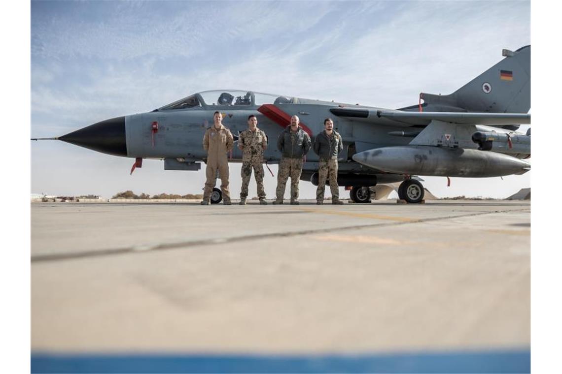 Bundeskabinett entscheidet über neues Anti-IS-Mandat Deutsche Soldaten neben einem Tornado-Jet auf der Airbase Al-Asrak in Jordanien. Foto: Michael Kappeler