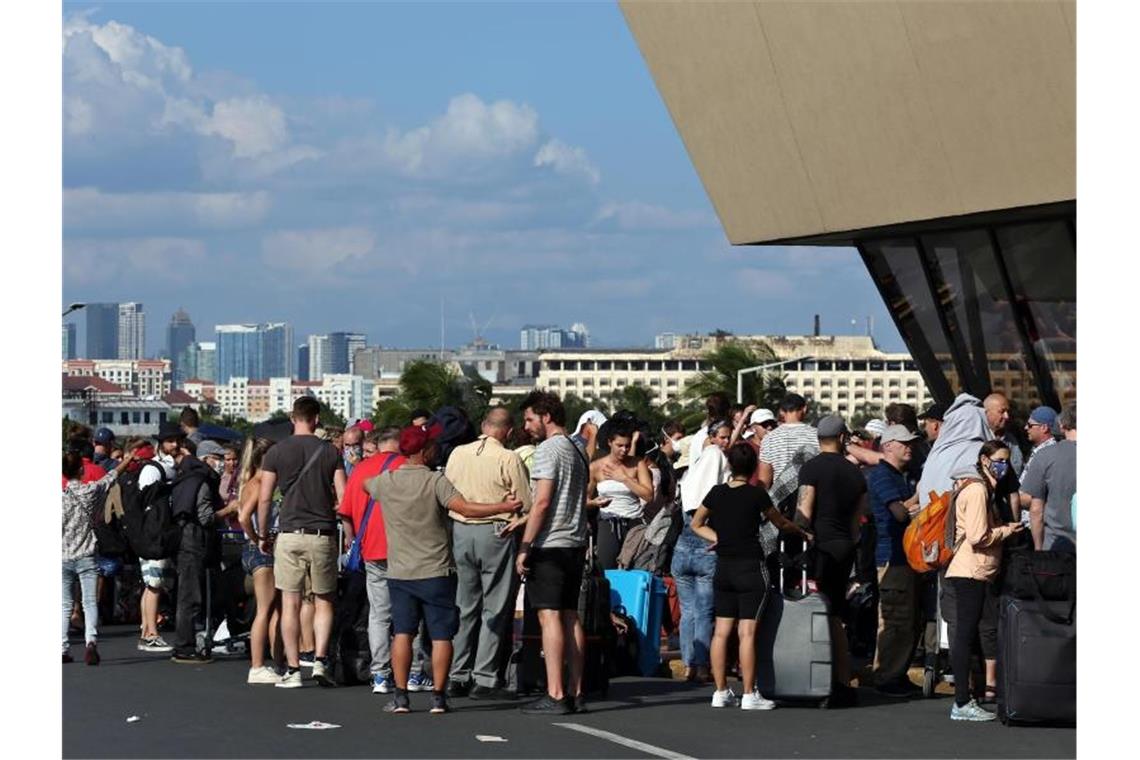 Rückholaktion: Auswärtiges Amt verschickt bald Rechnungen Deutsche Staatsbürger warten Mitte März am Flughafen der philippinischen Hauptstadt Manila auf ihre Rückreise. Foto: Alejandro Ernesto//Alejandro Ernesto/DPA