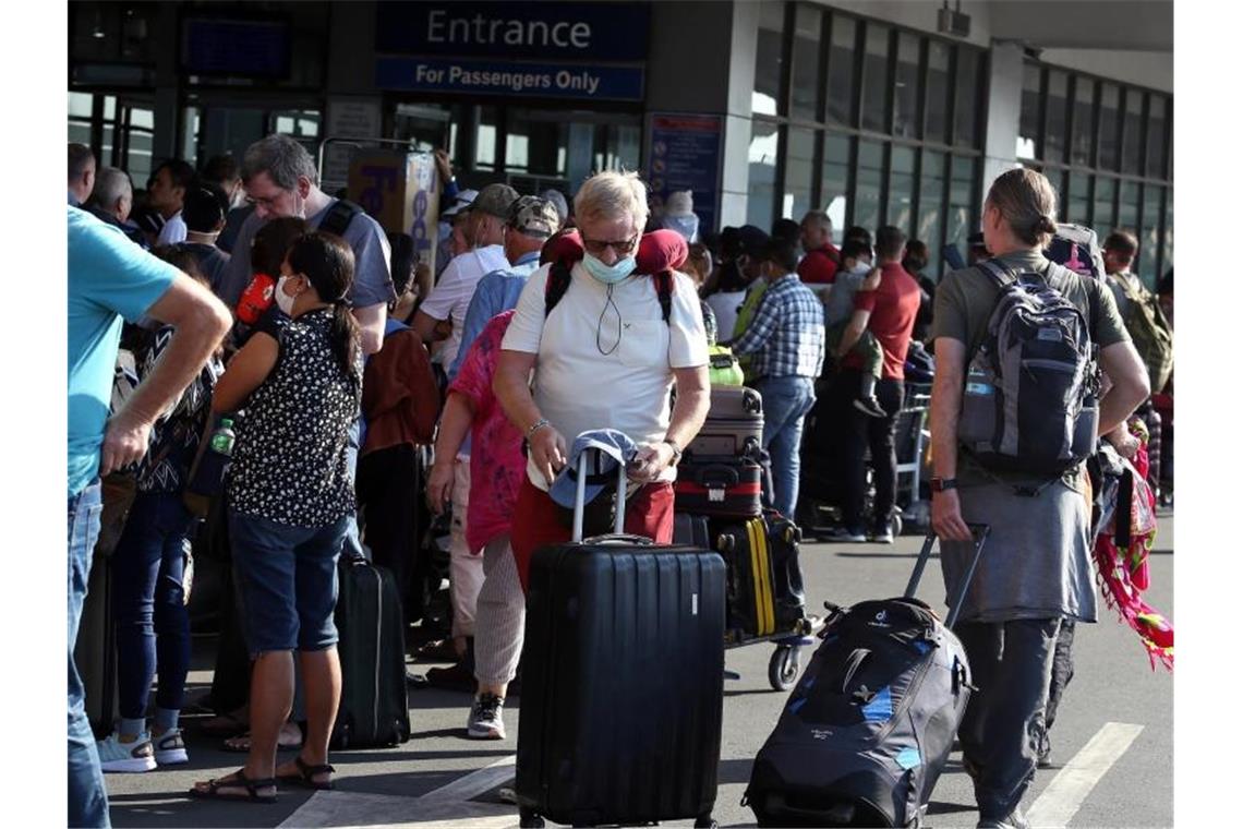 Deutsche Touristen am internationalen Flughafen Ninoy Aquino in Manila auf den Philippinen. Foto: Alejandro Ernesto//Alejandro Ernesto/DPA