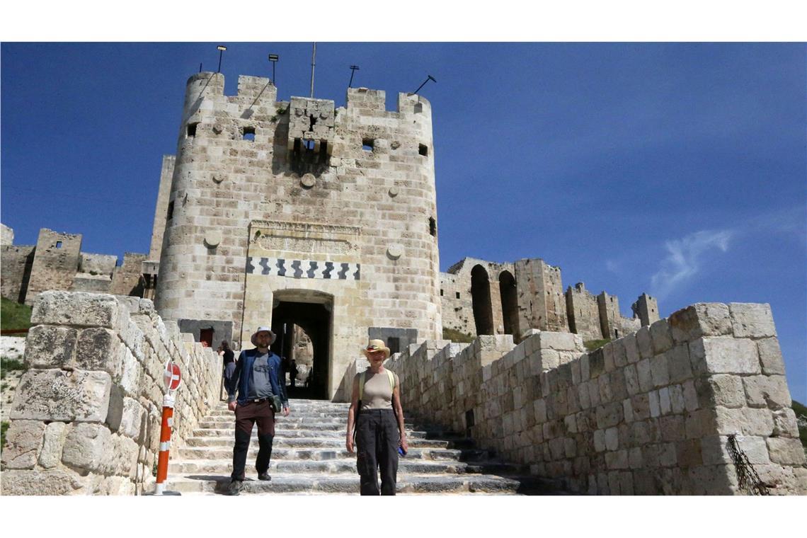 Syrien-Urlaub ist nichts für Anfänger Deutsche Touristen besichtigen die Zitadelle von Aleppo in Nordsyrien.