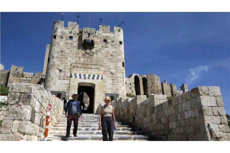 Deutsche Touristen besichtigen  die Zitadelle von Aleppo in Nordsyrien.