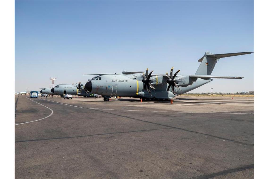 Deutsche Transportflugzeuge vom Typ Airbus A400M stehen auf dem Flughafen von Taschkent und warten auf den Abflug nach Kabul. Foto: Marc Tessensohn/Bundeswehr/dpa