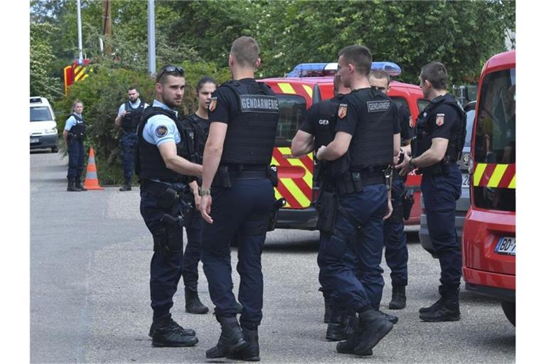 Deutsche und französische Polizisten beraten sich in der Nähe des Unglücksortes. Foto: AP