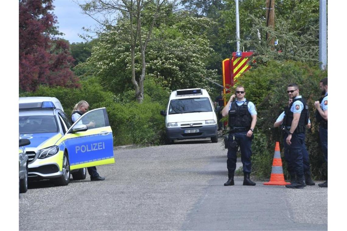 Schlauchbootunglück: Suche nach vermisstem Mädchen Deutsche und Französische Polizisten besprechen sich in der Nähe des Unglücksortes eines Schlauchbootunfalls. Foto: AP