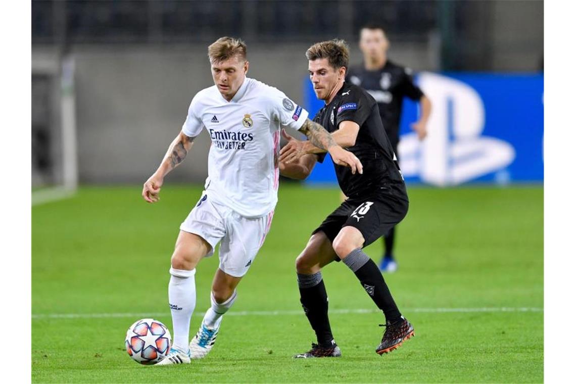 Gladbach erlebt bittere Europapokal-Minuten gegen Real Deutscher Nationalspieler unter sich: Reals Toni Kroos (l) und Gladbachs Jonas Hofmann. Foto: Marius Becker/dpa