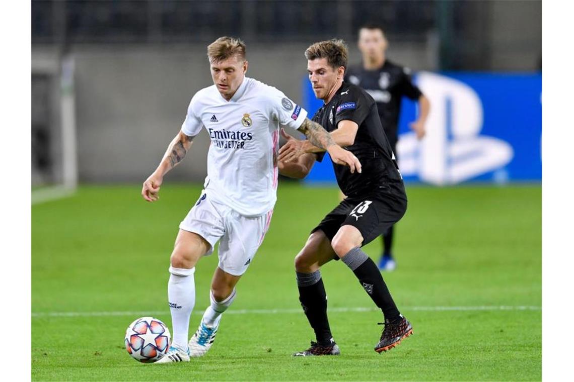 Deutscher Nationalspieler unter sich: Reals Toni Kroos (l) und Gladbachs Jonas Hofmann. Foto: Marius Becker/dpa