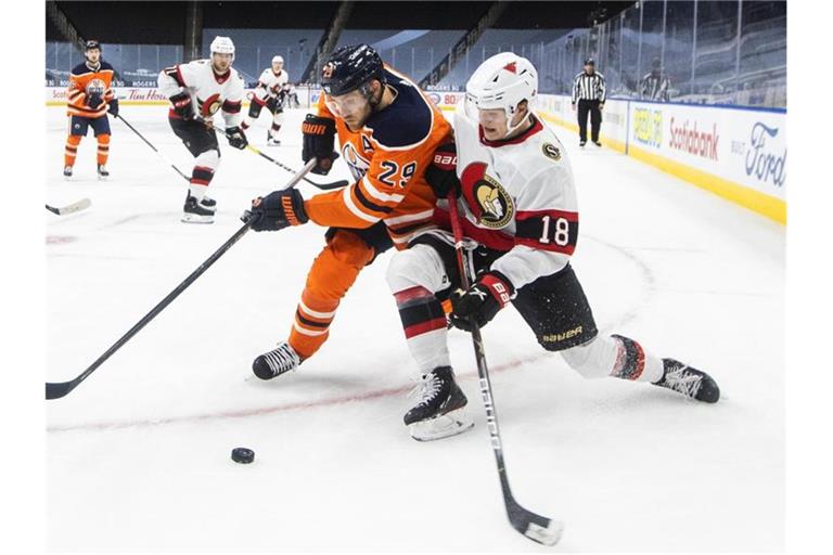 Deutsches Duell auf dem Eis: Oilers-Star Leon Draisaitl (l) von Senators-Youngster und Tim Stützle. Foto: Jason Franson/The Canadian Press via ZUMA/dpa