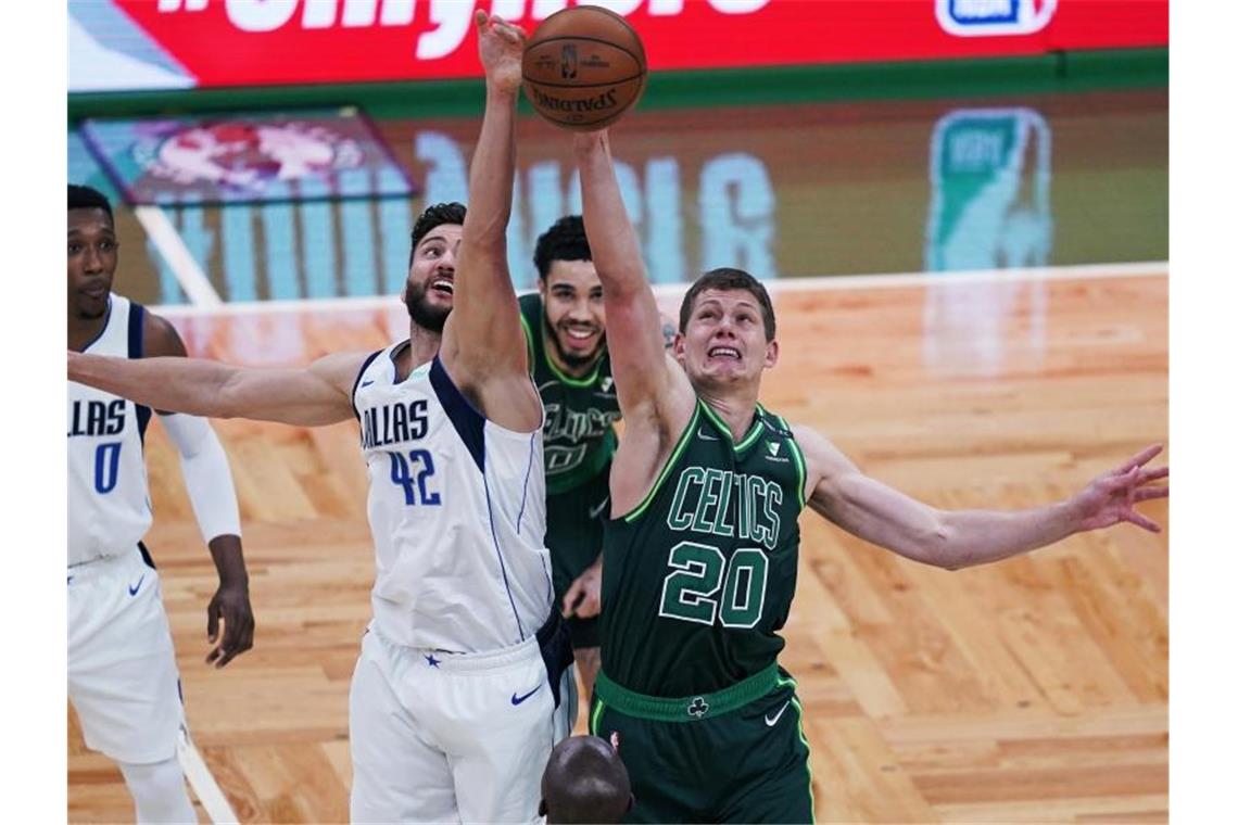 Deutsches Duell: Maxi Kleber (l) behielt mit den Dallas Mavericks gegen Moritz Wagner und die Boston Celtics die Oberhand. Foto: Charles Krupa/AP/dpa