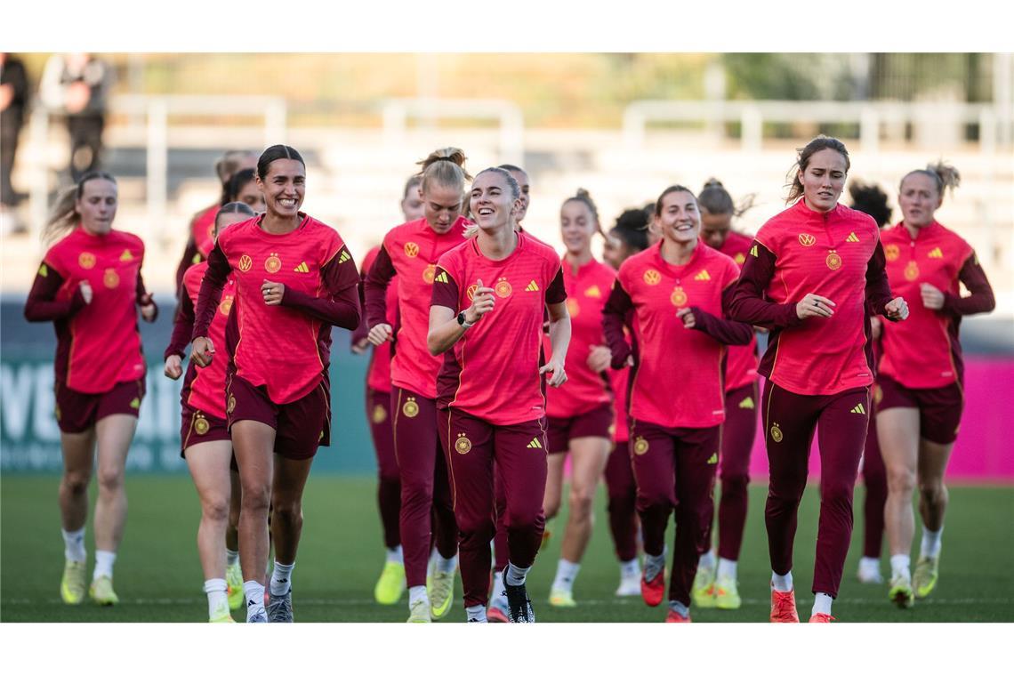DFB-Frauen gegen Frankreich: Suche nach der 1 und der 10 Deutsches Fußball-Nationalteam beim Training in Düsseldorf.