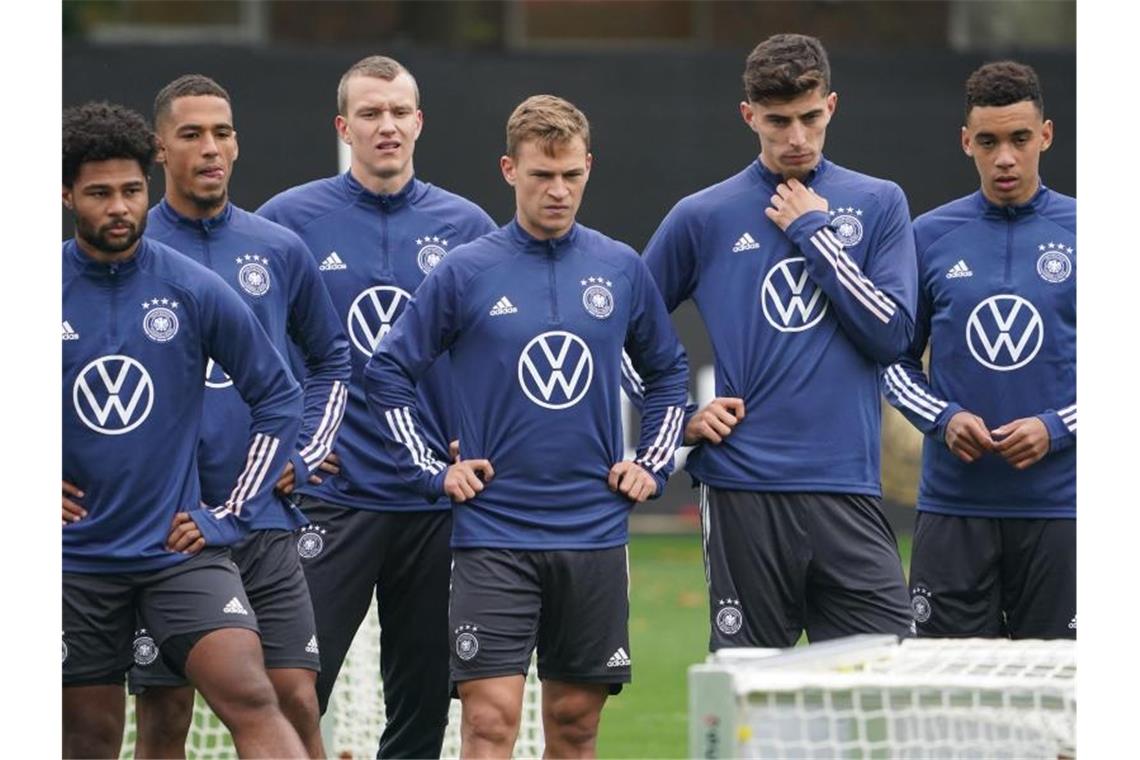 Deutschland bestreitet gegen Rumänien das 982. Länderspiel: Serge Gnabry (l-r), Thilo Kehrer, Lukas Klostermann, Joshua Kimmich, Kai Havertz und Jamal Musiala beim Training. Foto: Marcus Brandt/dpa