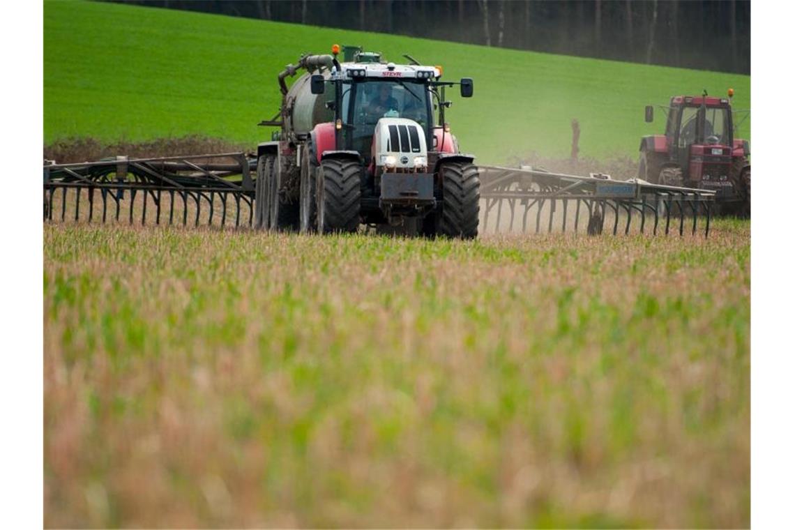 Deutschland drohen Strafzahlungen von mehreren Hunderttausend Euro pro Tag, wenn der Streit mit der EU ums Düngen und die Grundwasserbelastung mit Nitrat nicht beigelegt wird. Foto: Philipp Schulze/dpa/Archivbild