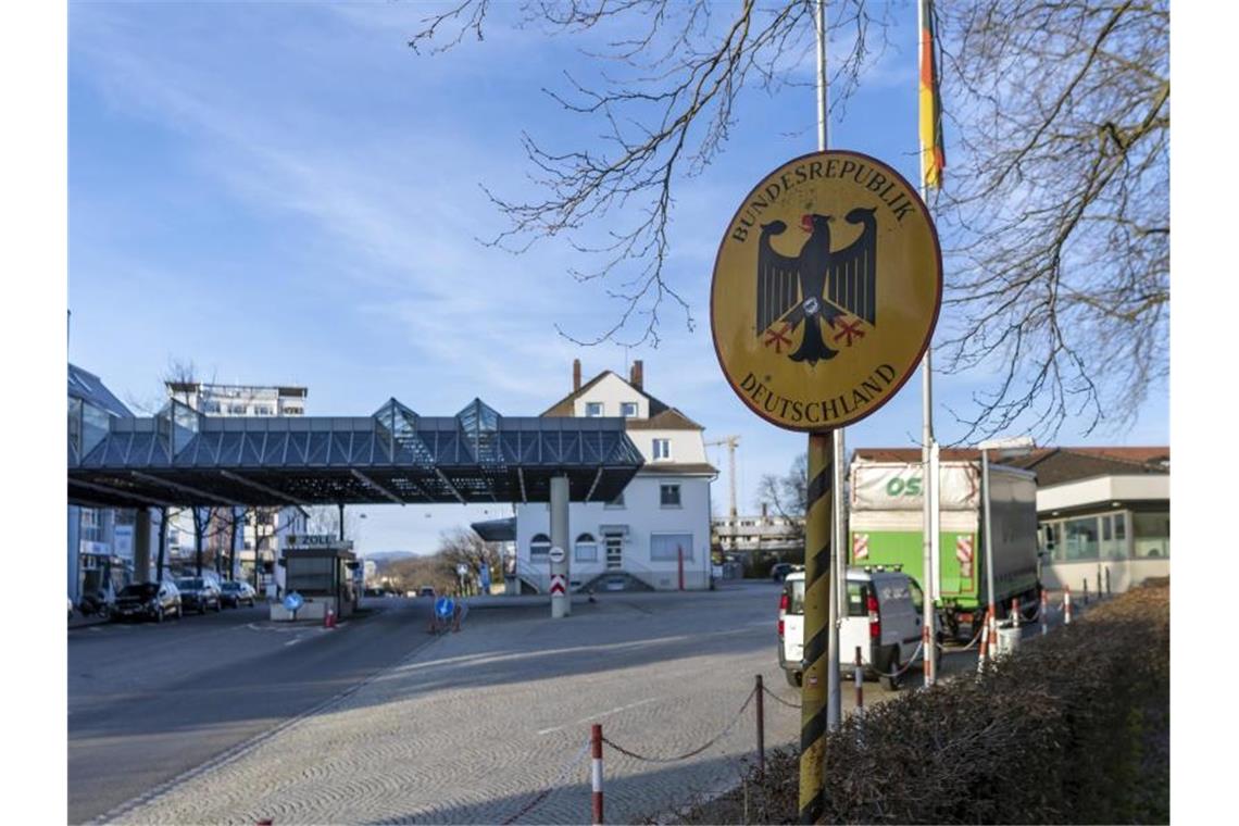 Deutschland führt Kontrollen am Grenzübergang zur Schweiz ein. Foto: Georgios Kefalas/KEYSTONE/dpa