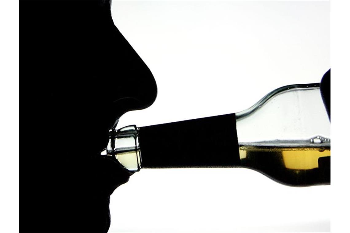 Grüne wollen härteren Kurs gegen Alkoholmissbrauch Deutschland gehört mit einem Alkoholkonsum von 10,6 Liter Reinalkohol pro Person zu den Hochkonsumländern. Foto: Symbolbild/Arno Burgi/dpa