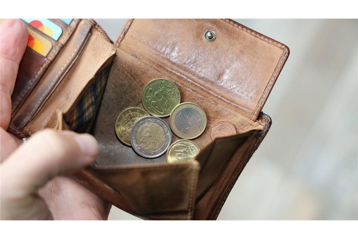 Deutschland gibt derzeit mit 41 Prozent der Gesamtausgaben mehr Geld für die soziale Sicherung aus als andere europäische Staaten – und doch reicht es für viele Bürger nicht zum Leben.