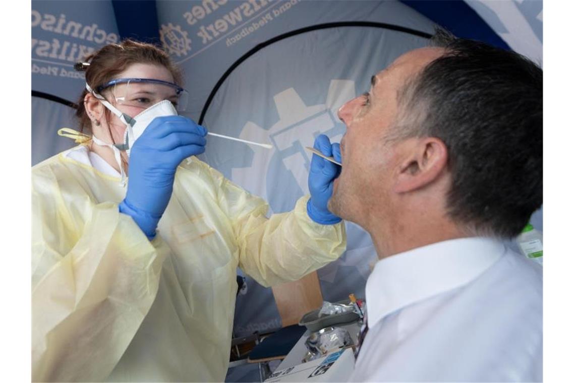 RKI meldet 213 Neuinfektionen Deutschland hat vergleichsweise geringe Corona-Fallzahlen. Foto: Marijan Murat/dpa