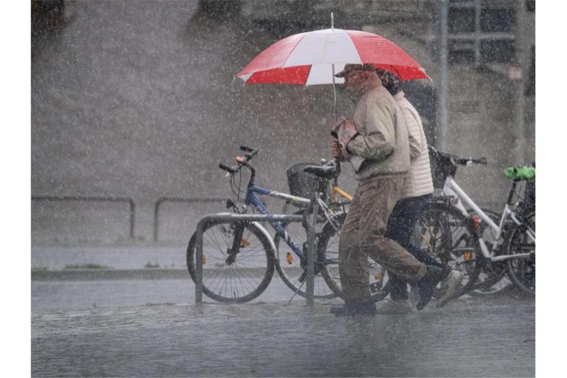 Deutschland muss sich auf mehr extreme Wettersituationen wie Starkregen einstellen. Foto: Peter Steffen/dpa