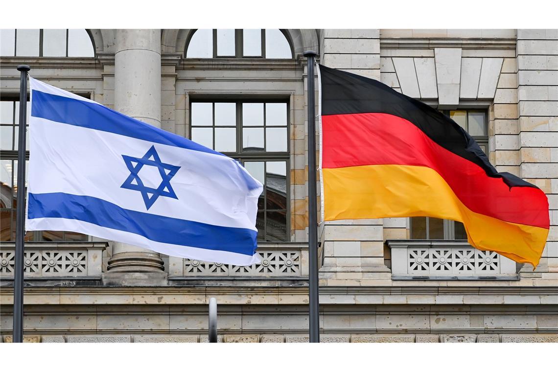 Umfrage: Deutsche zunehmend kritischer gegenüber Israel Deutschland und Israel haben zwei Jahrzehnte nach dem Ende des Zweiten Weltkriegs diplomatische Beziehungen aufgenommen. (Archivbild)