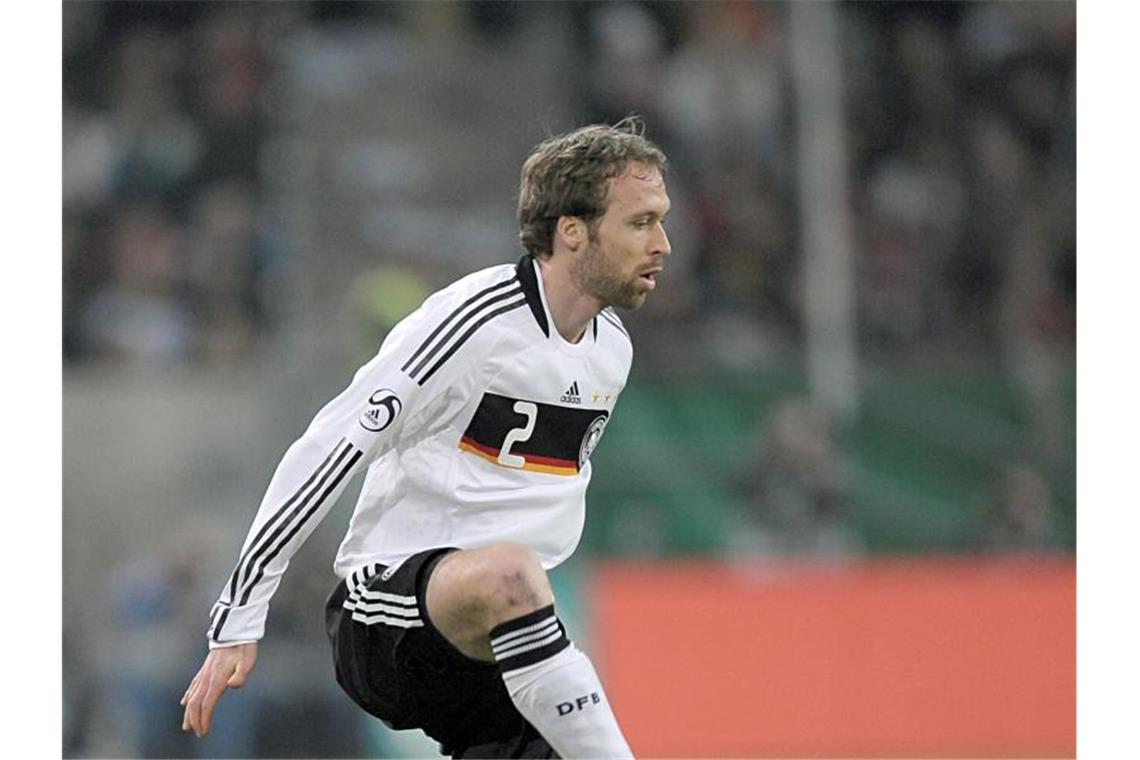 Deutschlands Abwehrspieler Andreas Hinkel spielt den Ball. Foto: Achim Scheidemann/Archivbild