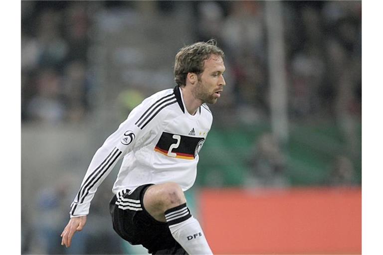 Deutschlands Abwehrspieler Andreas Hinkel spielt den Ball. Foto: Achim Scheidemann/Archivbild