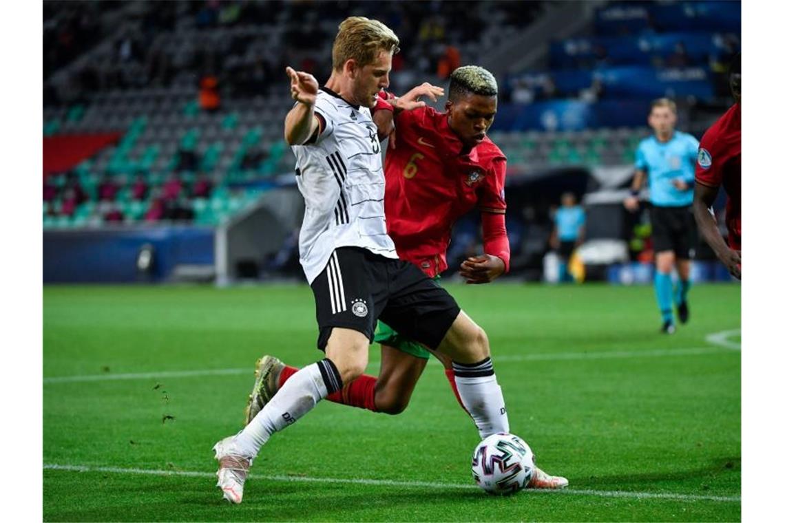 Deutschlands Arne Maier (Deutschland) behauptet den Ball vor Portugals Florentino Luis (r). Foto: Marton Monus/dpa