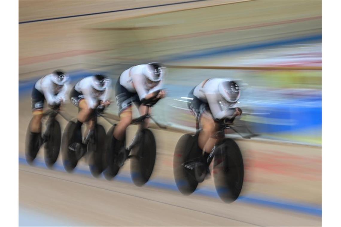 Deutschlands Bahn-Vierer Franziska Brauße, Lisa Brennauer, Lisa Klein und Mieke Kröger (r-l) auf dem Weg zu Gold. Foto: Sebastian Gollnow/dpa