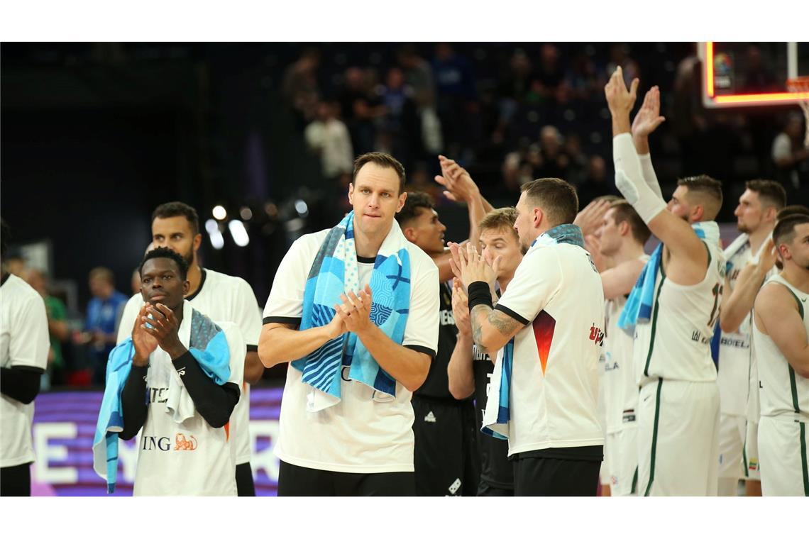 Basketball-Kumpel Theis über Schröder: "Hut vor ihm ziehen" Deutschlands Basketball-Gala geriet in den Hintergrund.