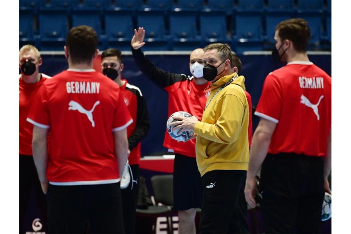 Corona-Chaos geht weiter: Zwei neue Fälle bei Handballern Deutschlands Cheftrainer Alfred Gislason (2.v.r.) spricht mit den Spielern. Foto: Marijan Murat/dpa