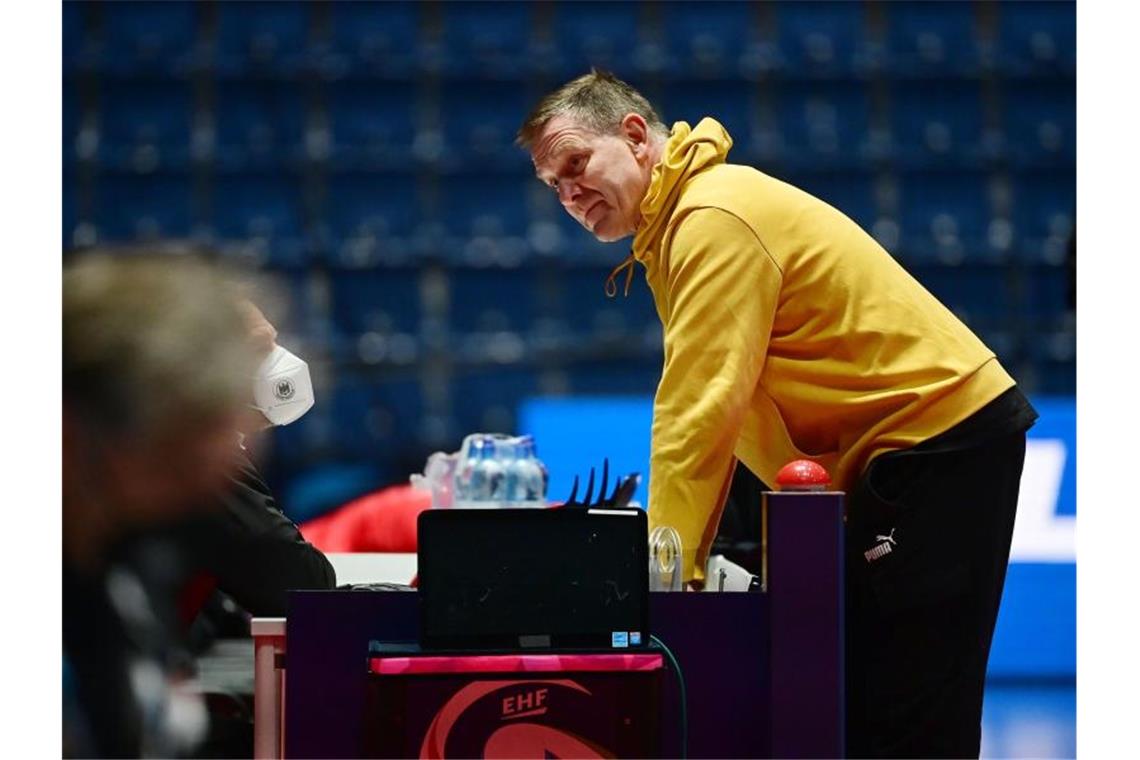 Deutsche Handballer nur mit 13 Spielern gegen Russland Deutschlands Cheftrainer Alfred Gislason. Foto: Marijan Murat/dpa