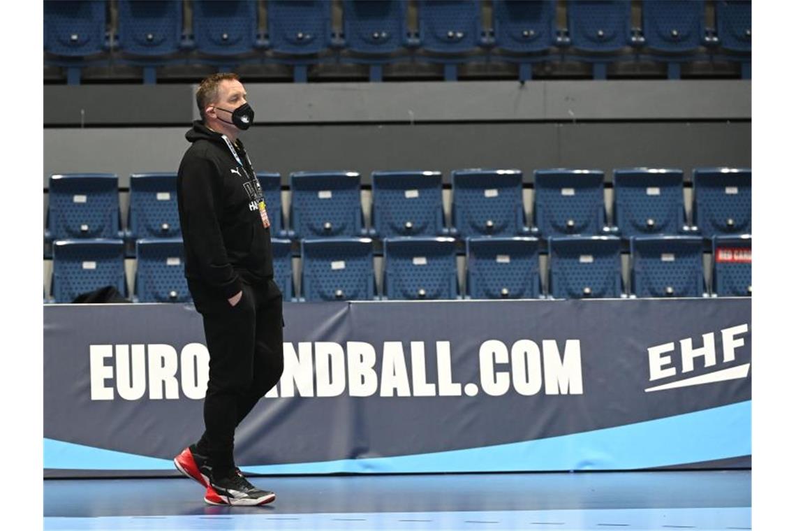 Erste deutsche Handballer auf dem Weg nach Hause Deutschlands Cheftrainer Alfred Gislason musste bei der EM viele Ausfälle kompensieren. Foto: Marijan Murat/dpa