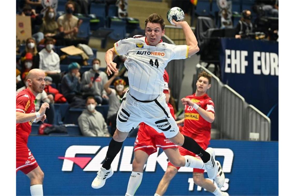 DHB-Team weiter - Gislason sieht Steigerungspotenzial Deutschlands Christoph Steinert wirft auf das Tor beim zweiten Vorrundenspiel gegen Österreich. Foto: Marijan Murat/dpa