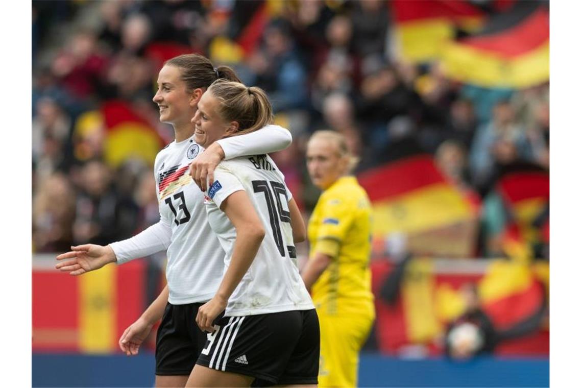 Deutschlands Däbritz (l) und Bühl jubeln nach einem Treffer. Wie im Hinspiel schlagen die DFB-Damen die Ukraine mit 8:0. Foto: Bernd Thissen/dpa