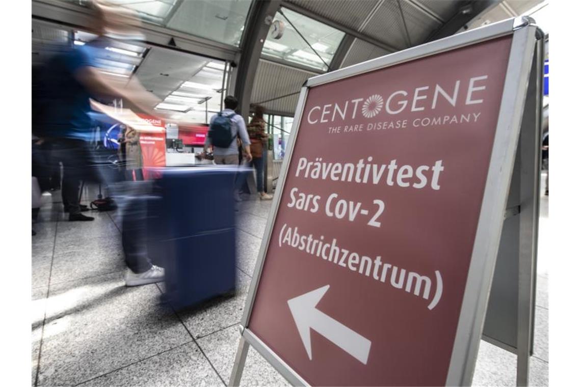 Deutschlands erstes „Flughafen-Corona-Test“-Zentrum am Passagiere gehen am Flughafen Frankfurt. An manchen Flughäfen ist es bereits möglich: Ein Test auf das Corona-Virus vor Abflug oder nach Rückkehr aus dem Urlaub. Foto: Boris Roessler/dpa