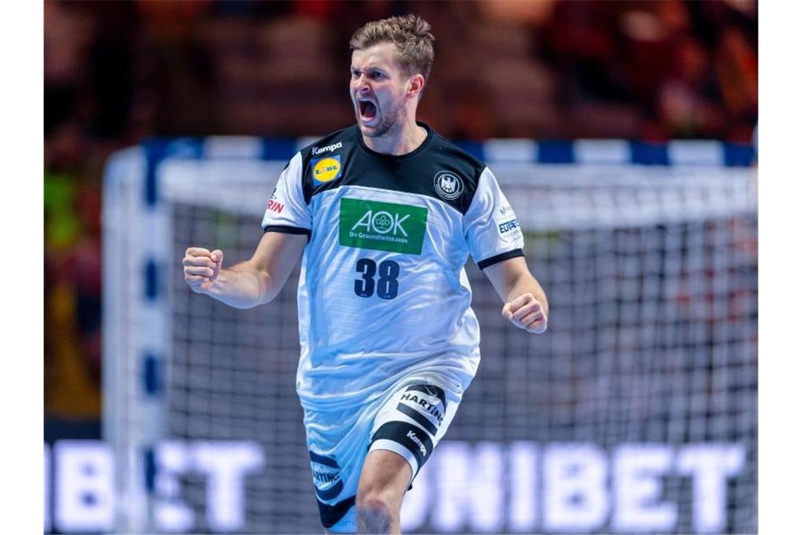Deutsche Handballer nach Sieg gegen Portugal Fünfter Deutschlands Fabian Böhm ballt nach einem Treffer jubelnd die Fäuste. Foto: Sascha Klahn/dpa