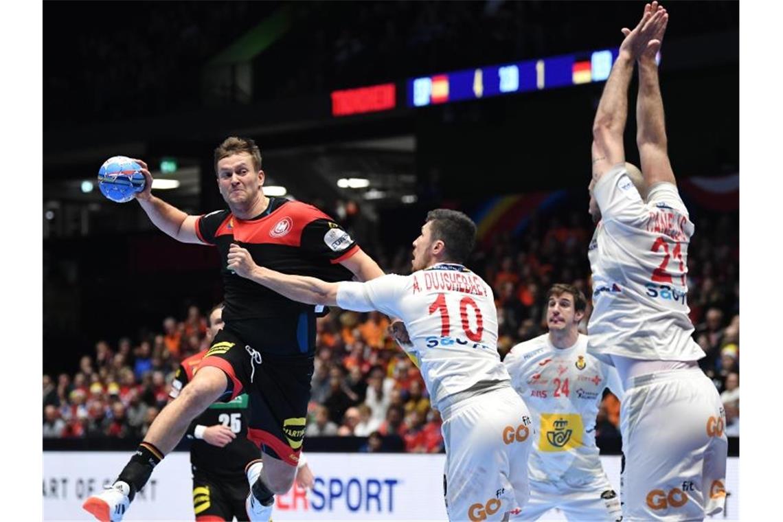 Desolate Handballer mit bitterer EM-Pleite gegen Spanien Deutschlands Fabian Böhm (l) wird von Spaniens Alex Dujshebaev am Wurf gehindert. Foto: Robert Michael/dpa-Zentralbild/dpa