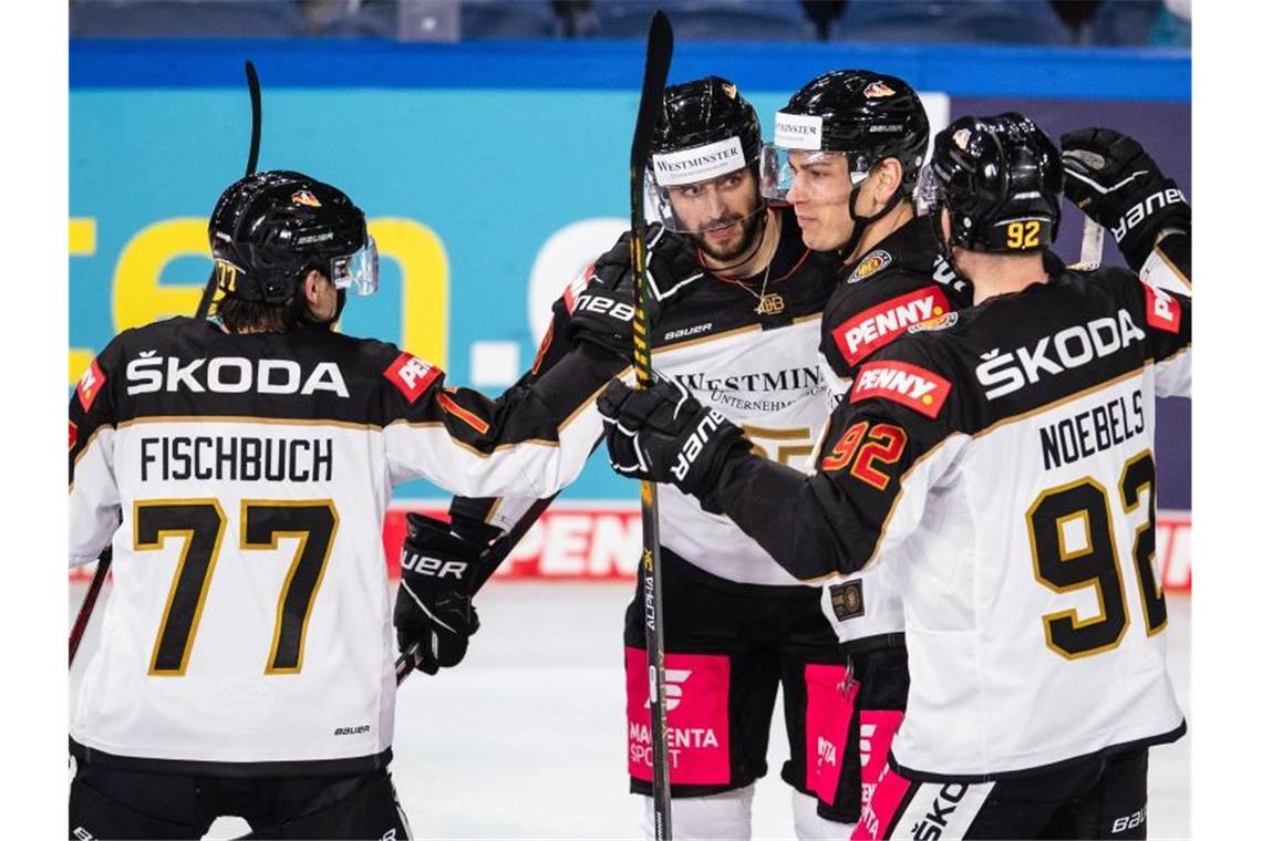 Deutschlands Fischbuch (l-r), Torschütze Rieder, Pföderl und Noebels jubeln nach dem Treffer zur 1:0-Führung. Foto: Marius Becker/dpa