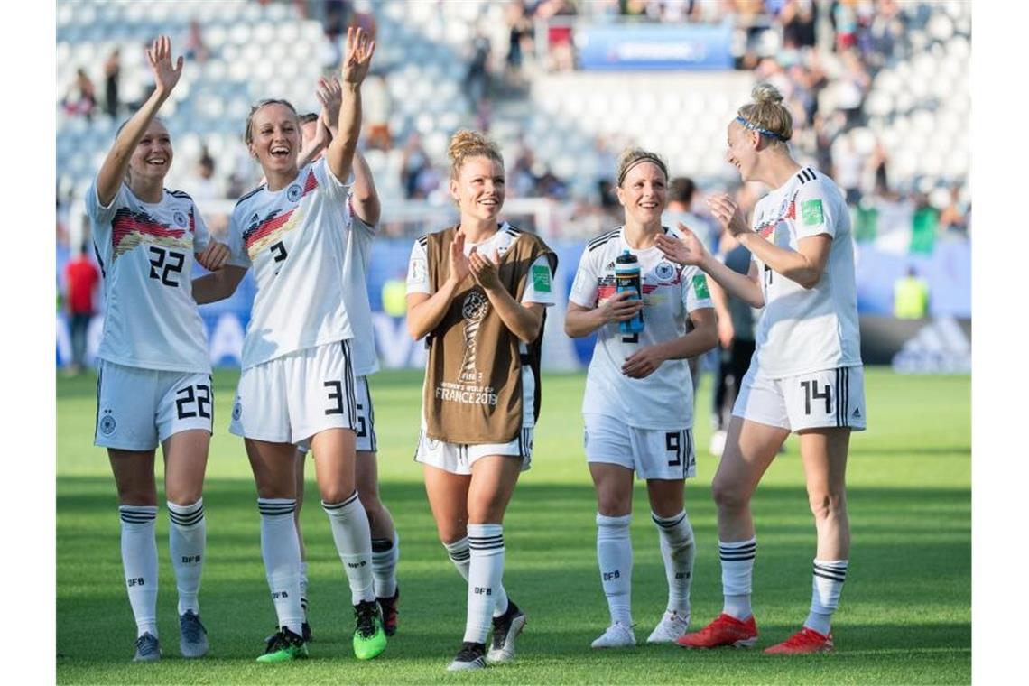 Deutschlands Fußball-Frauen auch nach dem Spiel gegen Schweden Grund zum Jubel haben. Foto: Sebastian Gollnow